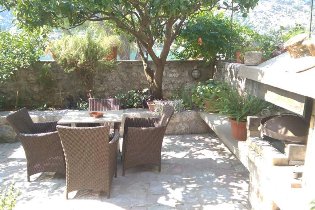 Garden Apartment- near sea 2 Dobrota Exterior foto